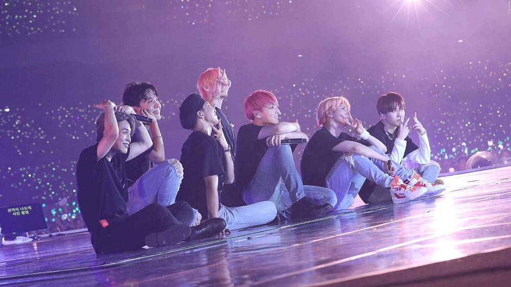 BTS World Tour: Love Yourself in Seoul (2019), Snímek byl pořízen na olympijském stadionu v Soulu během světového turné BTS "Love Yourself" na oslavu sedmi členů tohoto globálního boybandu a jejich nebývalého mezinárodního fenoménu.