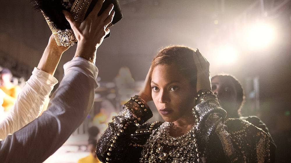 HOMECOMING: Film od Beyoncé (2019), Intimní pohled na Beyoncé a její slavné vystoupení na festivalu Coachella v roce 2018 odhaluje emociální cestu od kreativního konceptu ke kulturnímu hnutí.