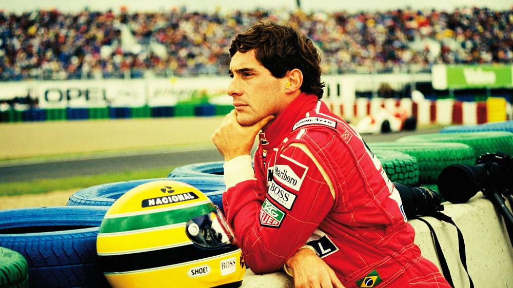 Senna (2010), Film Senna přináší skutečný příběh legendárního brazilského automobilového závodníka Ayrtona Senny, kterého mnozí považují za nejlepšího jezdce historie. Sledujte Sennovu velkolepou kariéru ve formuli 1; jeho fyzický a duševní vývoj na závodních okruzích i mimo ně; jeho cestu za dokonalostí i zásadní proměnu z neskutečně talentovaného nováčka, který v roce 1984 razantně vtrhl do F1, v mýty opředenou legendu, jež se ze Senny stala po tragických událostech v Imole roku 1994. Díky úzké spolupráci s rodinou závodníka a s vedením formule 1 se film Senna stává prvním oficiálním dokumentem o jeho životě s mnoha úžasnými a dosud nepublikovanými archivními materiály.