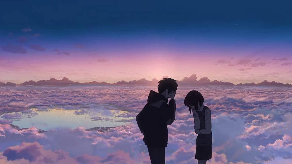 Kimi no na wa. (2016), „Příběh zázraků a lásky“ se točí kolem dívky jménem Mitsuha a chlapce jménem Taki. Mitsuha je studentkou střední školy, která žije spolu se svou mladší sestrou a babičkou v málem městečku hluboko v horách. Mitsuha je dcerou zdejšího starosty, který je velmi přísný a obzvláště nyní, když se blíží další volby, chce, aby se jeho dcera chovala vzorně. Dívka je také svazována spoustou tradic spojených s tím, že se její rodina po několik generací stará o šintoistickou svatyni ve městě. Není tedy divu, že Mitsuha svůj život velmi těžce snáší a sní o nádherném životě ve velkém městě jakým je Tokio. V centru Tokia žije Taki, student střední školy, který tráví svůj volný čas se svými přáteli, nebo na brigádě v italské restauraci, kde pracuje jako číšník. Takiho velkým koníčkem je architektura a výtvarné umění. Jednoho dne má Mitsuha velmi živý sen, ve kterém je chlapcem v centru Tokia. Taki má také zvláštní živý sen, ve kterém je mladou studentkou v malém městečku v horách, kde nikdy nebyl…