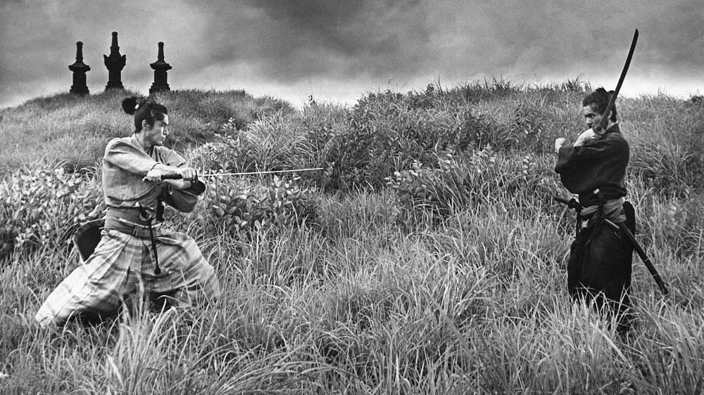 Harakiri (1962), V Japonsku 17. století zavládl konečně na čas mír. Tato situace s sebou ale rovněž nese nárůst počtu róninů - samurajů bez pána, kteří se leckdy bez prostředků potulují krajinou a pokoušejí se uhájit holé živobytí. Dochází rovněž k tomu, že se na prahu domů samurajských klanů, které dosud prosperují, občas objeví zoufalý rónin a žádá o poskytnutí pomoci při spáchání rituální sebevraždy - seppuku. Nezřídka ovšem v skrytu doufá, že se nad ním pán domu slituje a místo požadované smrti mu poskytne naději na lepší život. A některé klany již podobní příchozí začínají unavovat..