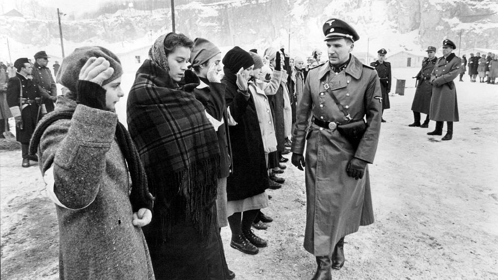 Schindlerův seznam (1993), Hluboce šokující, nemilosrdné drama o noční můře holocaustu, založené na skutečných událostech. Na záchranu 1100 životů obětoval Oskar Schindler veškeré své jmění… Polský Krakov 1939. Židovská obec je vystavována stále se zvyšujícímu tlaku ze strany nacistů. Do této vřavy vstupuje obchodník Oskar Schindler, člen Nacistické strany, velký svůdník a muž vydělávající na válečném utrpení, který dokázal najít v sobě člověka a zachránit ty, kterým už zdánlivě nebylo pomoci…