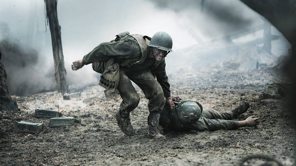 Hacksaw Ridge: Zrození hrdiny (2016), Krátce poté, co Japonci 7. prosince 1941 zaútočili na Pearl Harbor, přihlásil se tehdy třiadvacetiletý Američan Desmond Doss, tak jako mnoho jiných mladíků, do služby vlasti. Z hloubi svého přesvědčení však odmítal nosit jakoukoliv zbraň a zabíjet. Stal se zdravotníkem 307. pěšího pluku 77. pěší divize. Skutečnost, že Doss odmítal zbraň, se nesetkávala s pochopením u jeho spolubojovníků. Jen blázen by chtěl, aby mu v boji kryl záda chlapík, vyzbrojený pouze odhodláním a lékárničkou. V březnu 1945 vypukla krvavá bitva o Okinawu. Dossova rota měla za úkol dobýt 120 metrů vysoký útes. Když vojáci vyšplhali s pomocí lan na vrchol, dostali se do těžké dělostřelecké, minometné a kulometné palby. Vojín Doss se odmítl ukrýt a zůstal uprostřed krvavého pekla. Snášel jednoho zraněného po druhém z útesu do bezpečí. Během vyčerpávajících 12 hodin, za stálého ostřelování, zachránil životy 75 mužů...