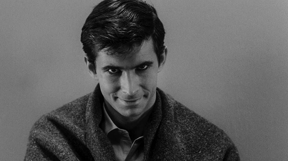 Psycho (1960), Anthony Perkins jako duševně nemocný Norman Bates. Jeho starý ponurý dům slouží jako příležitostný motel a rozhodně není místem klidného odpočinku. O tom se přesvědčí i Marion Craneová (Janet Leigh). Soukromý detektiv (Martin Balsam) a Marionina sestra (Vera Miles) se vydávají po stopách zmizelé mladé Marion. Smrtelné napětí stoupá, až nakonec vyústí ve strašný a nevyhnutelný závěr.