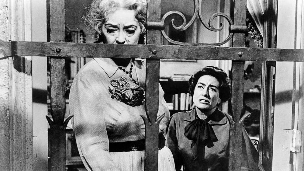 Co se vlastně stalo s Baby Jane? (1962), Psychothriller vypráví o dvou stárnoucích sestrách, které společně žijí v domě na předměstí Los Angeles. Zahořklá Jane, kdysi ve vaudevillu známá jako zpívající zázračné dítě Baby Jane Hudsonová, se ovšem v dospělém věku dostala do stínu své sestry Blanche, úspěšné filmové hvězdy třicátých let, která je po automobilové nehodě upoutaná na kolečkové křeslo. Zahořklá Jane tak nevynechá jedinou příležitost, aby ji terorizovala. Bezmocná Blanche se nedokáže bránit fyzicky ani psychicky a s hrůzou pozoruje, jak se její sestra propadá dál a dál do naprosté demenci. Jane vytváří pitoreskní hororovou postavu, jejíž hrůzostrašnost vynikne o to víc, když se stará žena oblékne do dětských šatiček.