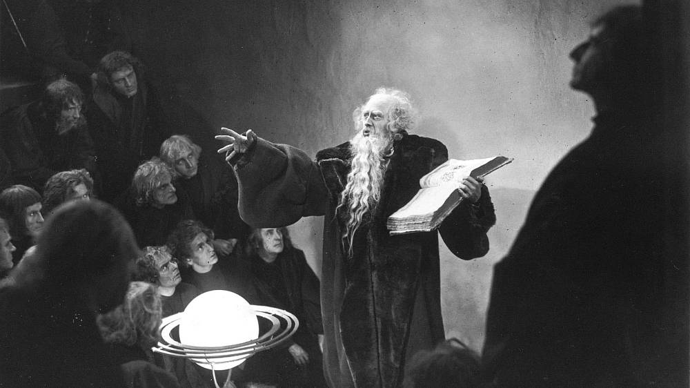 Faust (1926), Apokalyptické vyobrazení války, hladomor a utrpení. Děsivá mračna se stahují nad zemí. Temnota povstala a s ní hrůzné kreatury s obrovskými černými křídly a děsivými tvářemi. To ďábel přichází, aby na zemi nastolil svou vládu. Tu najednou temnotou zazáří paprsek bílého světla. Je to světlo archandělů, kteří se postaví tváří v tvář zlu s mocným mečem božím a zahájí tak boj za duši jednoho starého muže a osud celého lidstva. Sázka je uzavřena - všechno nebo nic. Získá fausta a celou zemi ďábel nebo faust a celá země zůstane v milosti boží?