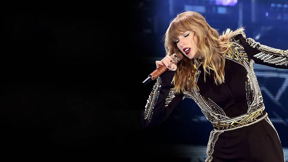 Taylor Swift: Reputation Stadium Tour (2018), Další zastávka turné Taylor Swift k albu Reputation je v Dallasu. Začíná velkolepý večer plný hudby, vzpomínání a vizuálních kouzel.