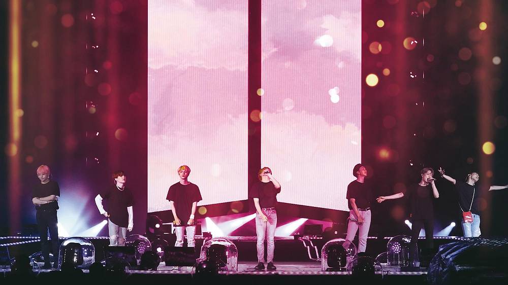 BTS World Tour: Love Yourself in Seoul (2019), Snímek byl pořízen na olympijském stadionu v Soulu během světového turné BTS "Love Yourself" na oslavu sedmi členů tohoto globálního boybandu a jejich nebývalého mezinárodního fenoménu.