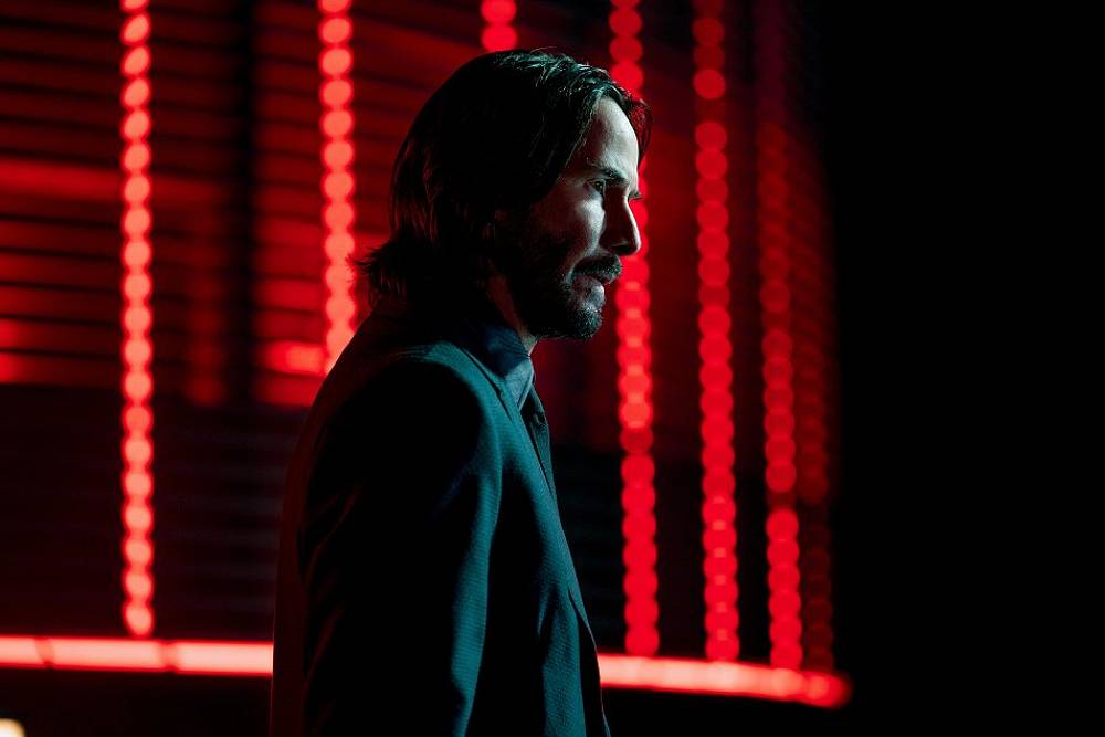 John Wick: Kapitola 4 - John Wick (Keanu Reeves) odhalí cestu, jak porazit Nejvyšší radu. Než se mu však podaří získat svobodu, musí čelit novému nepříteli, který má mocné spojence po celém světě. Bude to o to těžší, že nová spojenectví mění staré přátele v nepřátele... (Vertical Entertainment)