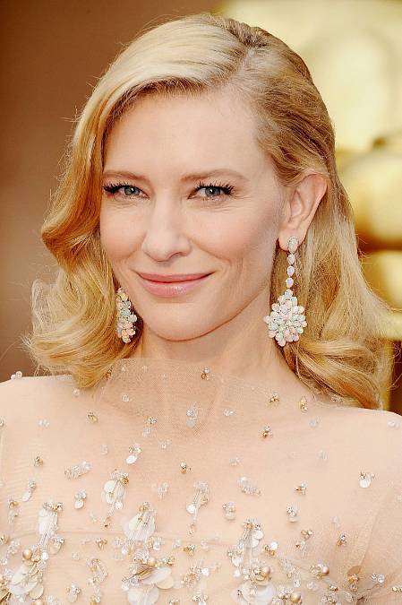 Cate Blanchett začala koketovat s herectvím během studií na Národním institutu dramatických umění v Sydney, krátce poté, co dokončila studium dějin umění a ekonomie na Melbournské univerzitě. V té době, konkrétně během školní hry s názvem „Electra“, si jí na jevišti všiml herec Geoffrey Rush (se kterým se později seznámila při natáčení filmu ROYAL ALBETH). Poté, co se v roce 1992 stala státnicí, začala pracovat v televizi a v Sydney Theatre Company. Na televizních obrazovkách se prosadila především v australském seriálu Policejní záchranka a na divadelních prknech zaznamenala první větší úspěch v roce 1994 ve hře Davida Mameta Oleanna, kdy byla Společností kritiků v Sydney vyhlášena nejlepší herečkou roku.

Po podobných ovacích za hry „Hamlet“ a „Bouře“ se v roce 1997 konečně dočkala velkého celovečerního filmu, když ji režisér Bruce Beresford obsadil po boku Glenn Close a Frances McDormand do svého válečného dramatu CESTA DO RÁJE. Do milostného vztahu s Ralphem Fiennesem se dostala ve filmu OSCAR A LUCINDA, jehož trailer viděl v kinech režisér Shekhar Kapur. Ten právě hledal vhodnou tvář pro historické drama QUEEN ALGEBET a při pohledu na Cate měl rázem starosti s obsazením. Alžběta měla být mladá citlivá žena - panna, ale měla mít mocný vzhled. A Cate dokázala svým výrazem trumfnout takové adeptky, jako jsou Madonna nebo Kate Winslet.

Translated with DeepL.com (free version)