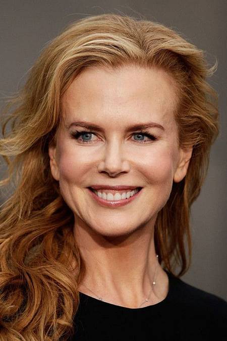 Nicole Kidman: „Už odmalička jsem věděla, že nechci promeškat nic z toho, co život nabízí, jen proto, že někdo by to mohl považovat za nebezpečné.“

Blondýnka Nicole Kidman je pravděpodobně nejznámější a nejúspěšnější australskou herečkou, ačkoli se narodila v Honolulu na Havaji, kde v té době pobývali její rodiče na základě studijního víza. Do Austrálie se společně s nimi vrátila až ve 3 letech a poměrně záhy v sobě objevila vášeň pro balet a divadlo.

V 16 letech si odbyla filmový debut ve snímku Vánoce v divočině, poté následovalo ještě několik rolí v australských filmech a seriálech. Celosvětovou popularitu jí zajistil až film Úplné bezvětří z roku 1989. O rok později se při natáčení snímku Bouřlivé dny seznámila s Tomem Cruisem, za nějž se ještě téhož roku na Vánoce provdala a vytvořila s ním tak jeden z neznámějších hereckých párů Hollywoodu. Společně si zahráli ještě ve filmu Rona Howarda Navždy a daleko a filmu Stanleyho Kubricka Spalující touha.

Během 90. let ovšem kromě stoupající slávy prožívala i bolestné chvíle v soukromí. S Tomem Cruisem čekala dvakrát dítě, ale ani jedno těhotenství neskončilo šťastně. A tak se společně rozhodli adoptovat si holčičku Isabellu a chlapce Connora. Manželství však nevydrželo a v roce 2001 požádal Cruise o rozvod, oficiálně z neslučitelných rozdílů. Ačkoli se oba odmítají blíže vyjádřit, co k rozchodu skutečně vedlo, spekuluje se o možném vlivu scientologické víry Cruise.

Zatímco soukromí jedné z nejvyšších hereček Hollywoodu se na počátku milénia otřásalo v základech (jistou dobu po rozvodu dokonce bydlela u své nejlepší kamarádky Naomi Watts), její profesní kariéra nabrala na plných obrátkách. Díky hlavní roli v muzikálu Moulin Rouge z roku 2001 definitivně zakotvila ve vodách herecké smetánky. Za tento výkon také obdržela svoji první nominaci na Oscara.