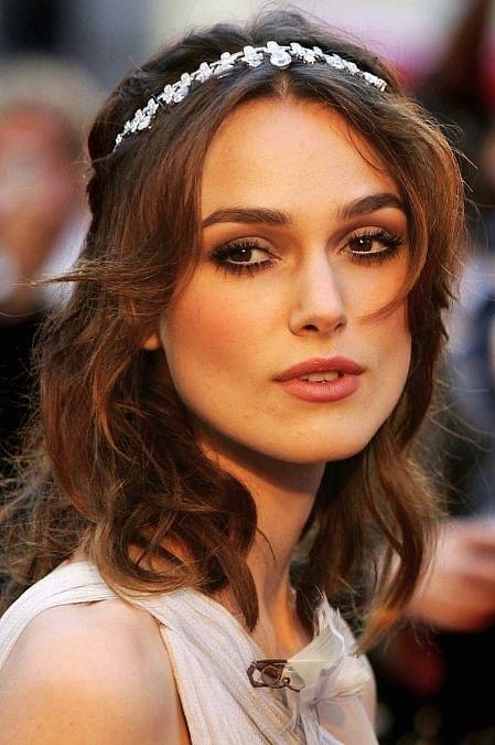 Keira Knightley, křehká a zasněná Keira vypadá trochu chlapecky rozpustile, trochu jako pohádková princezna. S čistými liniemi ve tváři, výraznýma tmavýma očima a dlouhými lokanami vzbudila pozornost asi jako před lety Winona Ryder. Anglie v ní objevila svou novou vykvétající růži. Je jí teprve dvacet let a s každým dalším filmem se stává známější a vyhledávanější herečkou. Je až neuvěřitelné, že se v nich stále ztrácí jako malá vyděšená holčička. Ztrácí řeč a podlamují se jí kolena, když natáčí s Johnny Deppem, Orlando Bloomem, setká se s Georgem Clooneym nebo Ewanem McGregorem. Upozornila na sebe sice úspěšnou komedií Blafuj jako Beckham, ale s upřímným nadšením dodává, že nejblíž byla Davidu Beckhamovi, když na zápase v Madridu seděla za jeho manželkou.

O jejím herectví se dá pochybovat, ale je to vůbec nutné, když celá charakteristika jejích rolí stojí na křehké, sladké tvářičce? Sama Keira si přitom není moc jistá ani svým vzhledem. Tvrdí, že má příliš dlouhý trup a krátké nohy, takže jí nesednou skoro žádné džíny. Nemá ráda svůj nos, protože jí připadá boxerský a pod ofinou prý skrývá akné. O to víc je spokojená se svými rty. Věří, že dlouhé hodiny hraní na flétnu se vyplatily alespoň, co se týká vytvarování rtů. Působí svěže a přirozeně a to je její hlavní výhoda. Stačí aby tento princip respektovaly i její role a většina filmů, v nichž se objeví se stane hitem. Přitom Keira je stále ta vyplašená dívka, co v roce 2002 navštívila Mezinárodní filmový festival v Karlových Varech, kde propagovala Blafuj jako Beckham a natáčela Doktora Živago. Měla by jí v krvi kolovat větší dávka výstřednosti, když si představíme, za jakých okolností přišla na svět. Její otec Will Knightley je herec a matka Sharman MacDonald píše scénáře k divadením hrám. Její rodiče se prý dohodli, že když Sharman prodá novou hru, pořídí si k synovi Calebovi ještě jedno dítě. Zanedlouho byla hra prodaná a Calebovi se narodila o šest let mladší sestra. Obklopoval ji divadelní svět a sotva se naučila mluvit, požadovala svého vlastního agenta. Zanedlouho ho ale opravdu dostala a v sedmi letech si zkusila bezejmennou postavu malé dívenky v televizním filmu Royal Celebration. Ve stejné době, kdy Keira zahájila svoji povinnou školní docházku, se u ní objevily těžkosti se čtením a psaním, zkrátka všechny typické dyslektické obtíže, které se za pomocí rodičů musela naučit překonávat. Mezi školou, se kterou skončila v šestnácti, zvládla i svůj skutečný filmový start s titulem A Village Affair a několik dalších snímků.