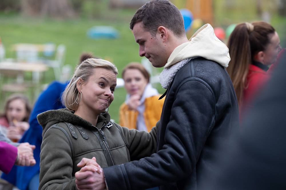 Jedna rodina se vrací z prázdnin a hned s přírůstkem, který se dere na svět