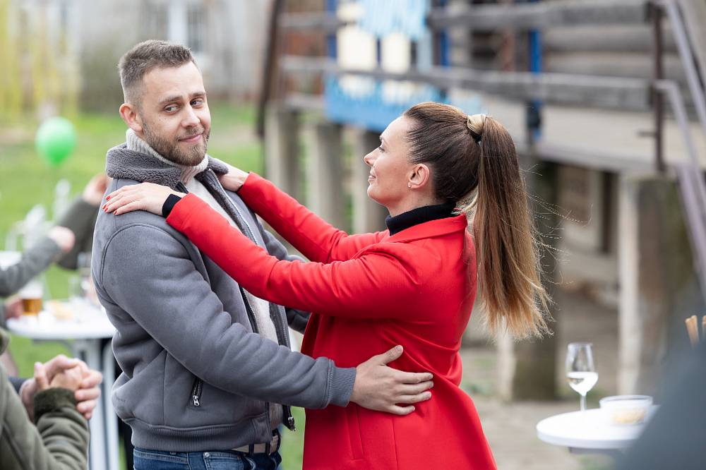 Jedna rodina se vrací z prázdnin a hned s přírůstkem, který se dere na svět