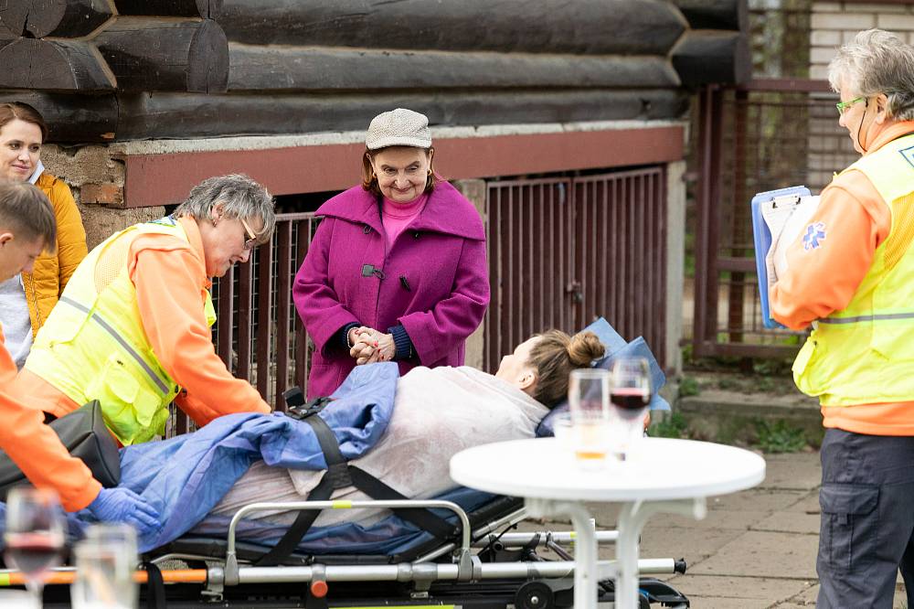 Jedna rodina se vrací z prázdnin a hned s přírůstkem, který se dere na svět