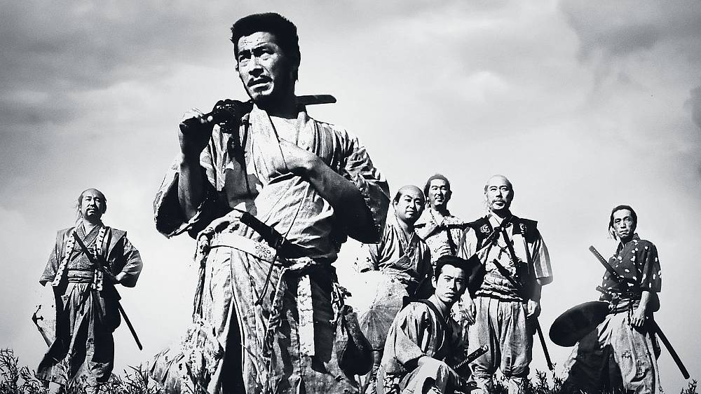 Sedm samurajů. Slavná legenda o hrstce odvážných, kteří se postavili na stranu bezbranných. Nejslavnější japonský film všech dob, předchůdce filmu Sedm statečných.
Těžko by se asi hledal někdo, kdo by neznal legendární americký western o hrstce statečných, kteří se v počtu chabých sedmi postaví přesile banditů, aby ochránili bezbrannou vesnici na odlehlém venkově proti rabování. Western Johna Sturgese patří již téměř půl století k nesmrtelným filmovým evergreenům. Ale jen málokdo ví, že by vůbec nevznikl, nebýt jednoho fenomenálního režiséra, jehož originální umění přesáhlo daleko za hranice rodného Japonska. Že dobrodružný příběh sedmi potulných pistolníků byl přímo inspirován samurajským filmem Akiry Kurosawy, jenž se odehrává ve feudálním Japonsku 16. století. A že to zdaleka není jediný případ amerického hitu inspirovaného dílem tohoto japonského klasika.