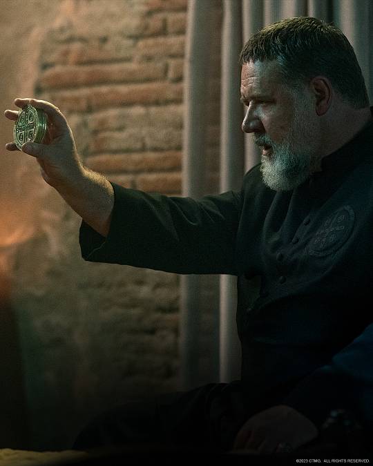 Russell Crowe to brzy rozbalí na Netflixu. Jako Papežův exorcista se postaví ďáblu