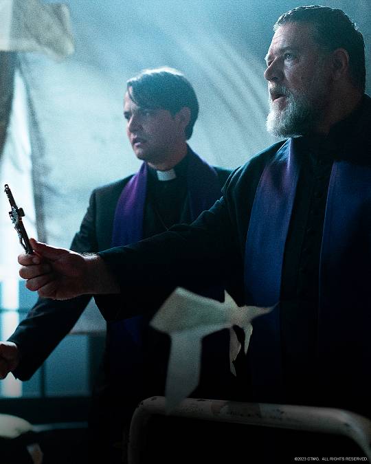 Russell Crowe to brzy rozbalí na Netflixu. Jako Papežův exorcista se postaví ďáblu