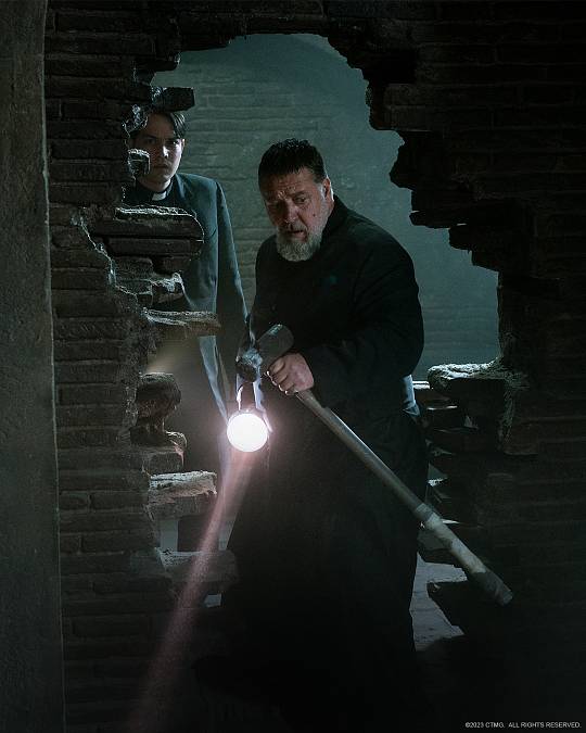 Russell Crowe to brzy rozbalí na Netflixu. Jako Papežův exorcista se postaví ďáblu