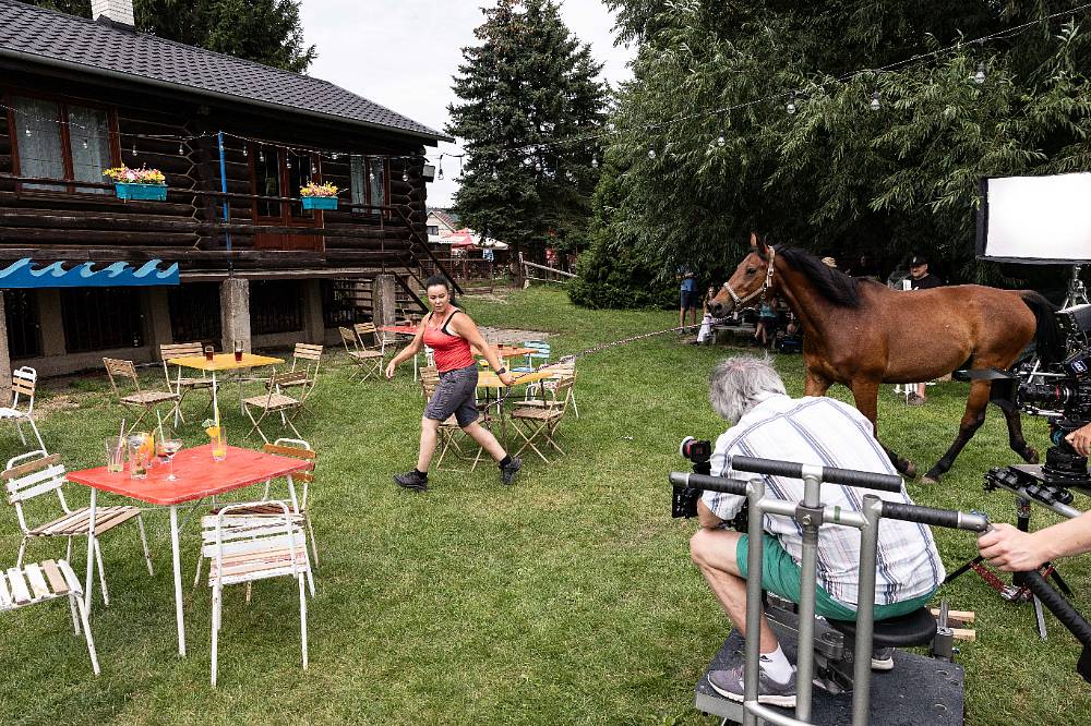 Jedna rodina: Sympatická koňačka Zuzana v podání Vandy Hybnerové přinese do seriálu humor i lásku