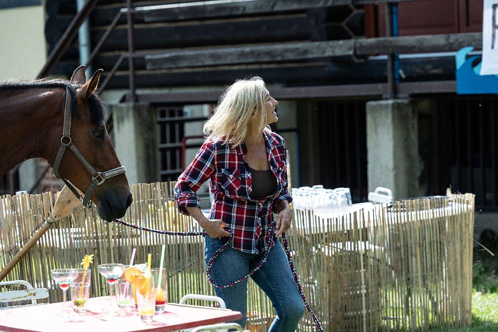 Jedna rodina: Sympatická koňačka Zuzana v podání Vandy Hybnerové přinese do seriálu humor i lásku