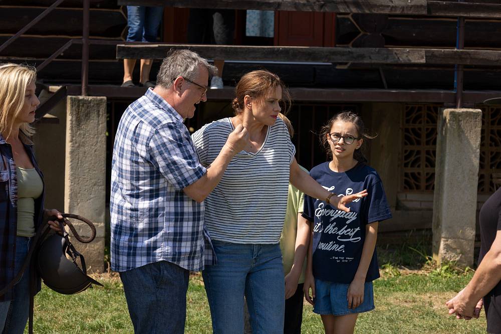 Jedna rodina: Karel si při odjezdu z dovolené prošel peklem, Tereza má vši a Bob je hvězdou internetu