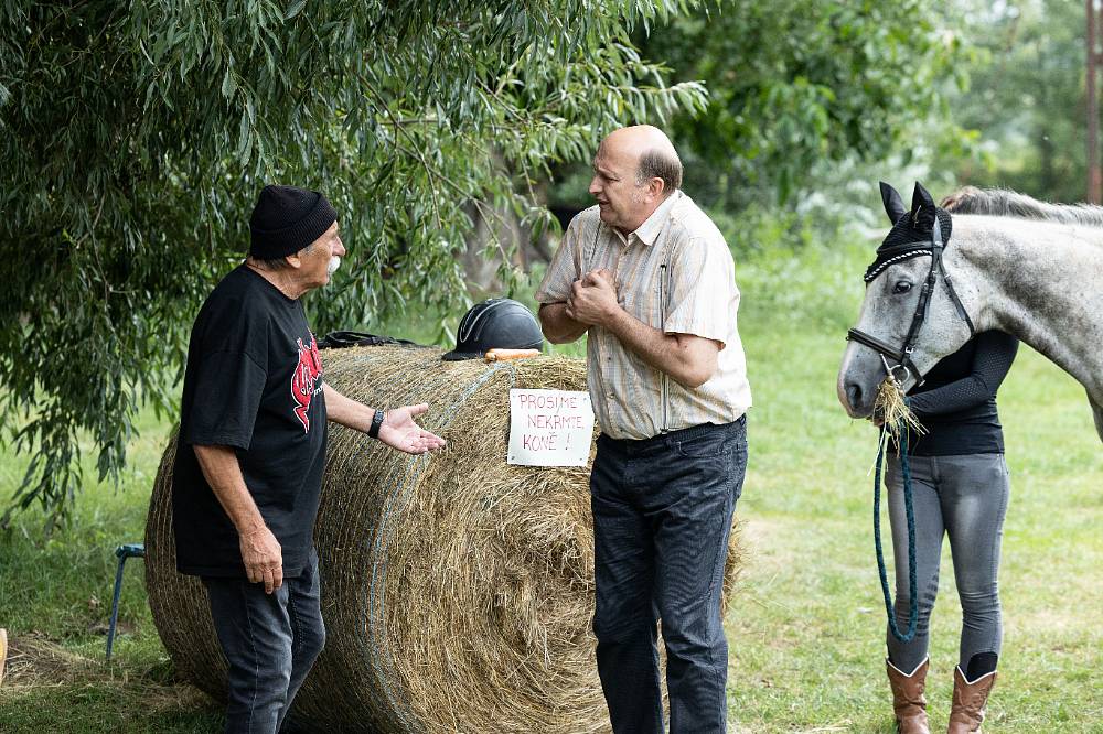 Jedna rodina: Ženská, co to umí s motorovkou odmítla Kolibříka, Karel vyřešil malování bytu a Vašek chce odjet za tátou