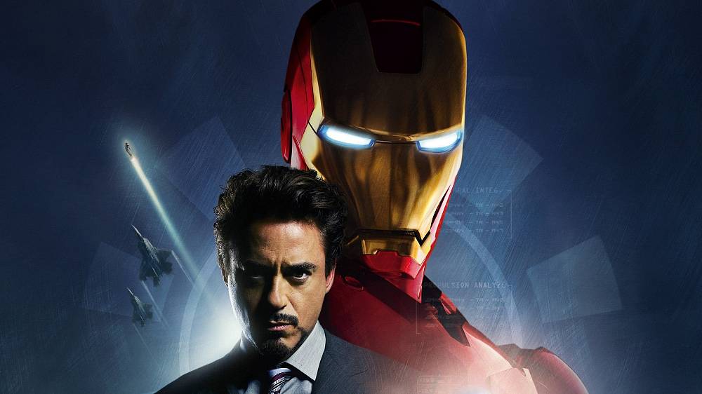 Iron Man (2008).
Tony Stark (Robert Downey Jr.) se živí jako výrobce a dodavatel technologicky vyspělých zbraní pro americkou armádu a jeho životní filozofii vystihuje věta: „Nejlepší zbraní je ta, ze které stačí vystřelit jen jednou.“ Na cestě z povedené prezentace nejnovější zbraně hromadného ničení pro armádní špičky ho na horké afgánské půdě unese jistá teroristická skupina. Muž, kterému ležela Amerika u nohou, se tak rázem ocitá v držení lidí, kteří po něm chtějí jediné - aby začal vyrábět zbraně pro ně. Díky své vynalézavosti, výjimečnému intelektu a schopnosti improvizovat si Tony v zajetí vyrobí „brnění“, které mu pomůže dostat se na svobodu. Tehdy také dostane nápad tenhle improvizovaný kovový oblek ještě výrazně vylepšit. A tak se zrodí Iron Man.