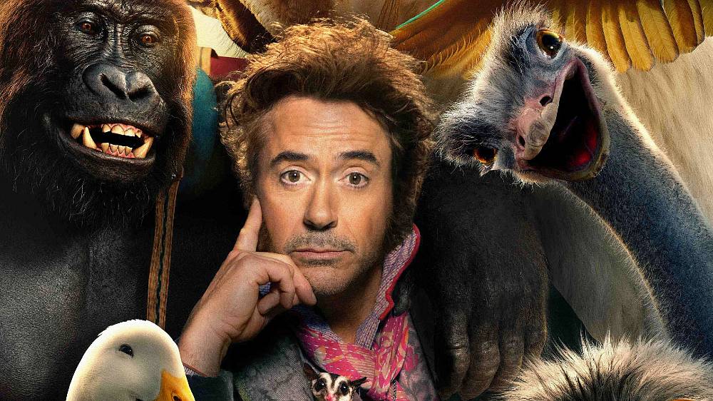 Dolittle (2020).
Příběh výjimečného muže, pozoruhodného zejména tím, že si mnohem víc než s lidmi rozuměl se zvířaty. A to doslova. Náš doktor Dolittle (Robert Downey Jr.) ovšem není nudný veterinář, nýbrž stoprocentní dobrodruh, po jehož boku se nelze nudit.