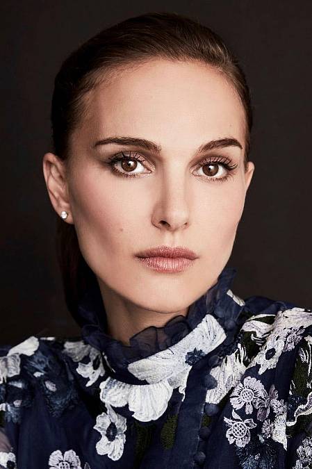 Natalie Portman 09.06.1981 Jeruzalém, Izrael.
Krásná a uznávaná Natalie Portman je jednou z nejtalentovanějších hereček své generace. Svou kariéru zahájila v mladém věku. Málokterá herečka může říct, že její první role je právě ta dvanáctiletá Mathilda, co vstoupí do života Leona, nájemného vraha s tváří Jeana Rena. Luc Besson natočil dnes už legendární kousek (Leon, 1994) a z mladičké Nathalie udělal herecký objev, který byl potvrzen udělením Young Star Award pro nejlepší herečku v dramatu. Postupně se etablovala jako všestranná umělkyně, která exceluje jak v dramatických, tak i akčních rolích. 