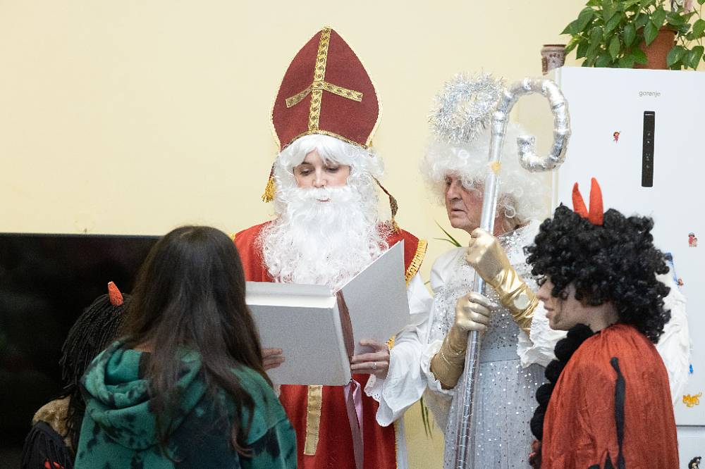 Herci z Ulice překvapili na Mikuláše děti z dětského domova