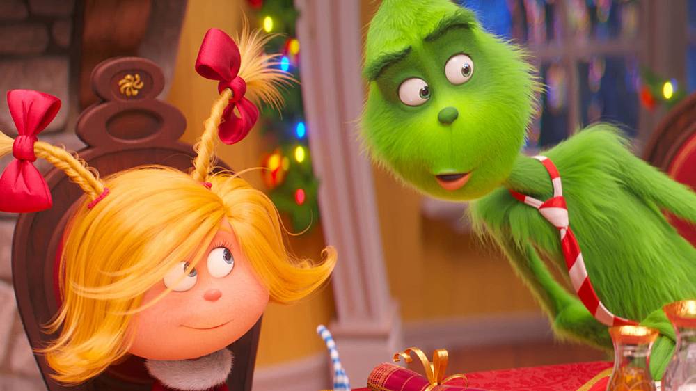 The Grinch (2018). 
Na světě se překvapivě najde spousta lidí, kteří Vánoce nemají rádi. Mezi nimi všemi vyniká Grinch, věčně rozmrzelý zelený chlupatec, jemuž naprosto vyhovuje samotaření v jeskyni, kde se nechává obskakovat svým psem Maxem. Do civilizace vychází jen v těch nejnutnějších případech, například když jeho lednice a spíž začnou zívat prázdnotou. Háček je v tom, že ve vesničce Kdosice, kam za nákupy vyráží, žijí samí nechutně pozitivní obyvatelé, které jsou tím nadšenější a dychtivější, čím víc se blíží Štědrý den. Domy jsou obsypané světly, koledy zní na každém kroku, děti si připravují seznamy dárků, ve vzduchu voní cukroví a to všechno působí na Grinche jako červený hadr na býka.