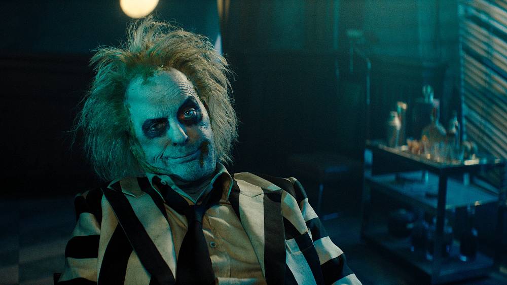 Beetlejuice Beetlejuice (2024).
Dvojka legendární komedie vypráví příběh tří generací rodiny Deetzových, jež se vracejí domů do Winter River. Život Lydie, kterou stále pronásleduje Beetlejuice, se obrátí vzhůru nohama, když její vzpurná dospívající dcera Astrid objeví na půdě tajemný model města a omylem otevře portál do posmrtného života. Je jen otázkou času, kdy někdo třikrát vysloví jeho jméno a rozpustilý démon se vrátí, aby rozpoutal jemu vlastní chaos.