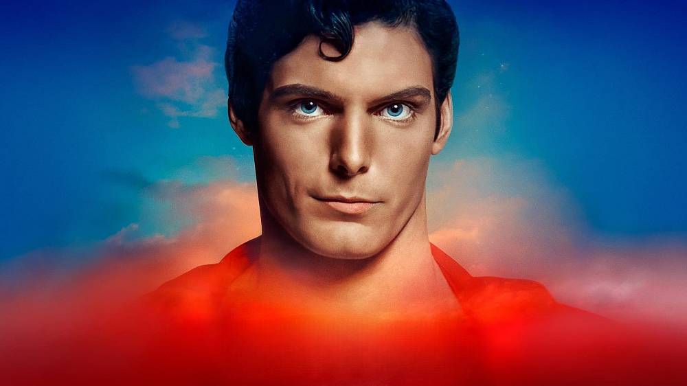 Super/Man: The Christopher Reeve Story (2024).
Reeveův (Christopher Reeve) vzestup k tomu, aby se stal filmovou hvězdou, následuje po téměř smrtelné nehodě při jízdě na koni v roce 1995, při které ochrnul od krku dolů. Poté se stal aktivistou za léčbu poranění míchy a práva zdravotně postižených.