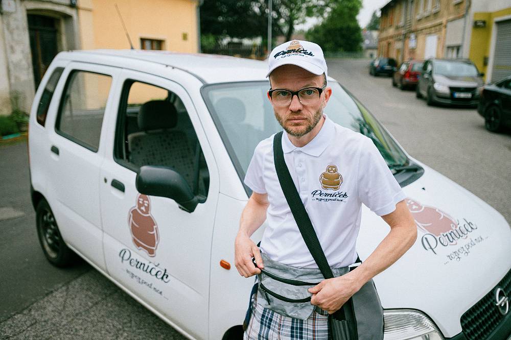 Lednová pecka o nečekaném dobrodružství čerstvého vysokoškoláka, který teprve pozná, co to jsou sousedské vztahy