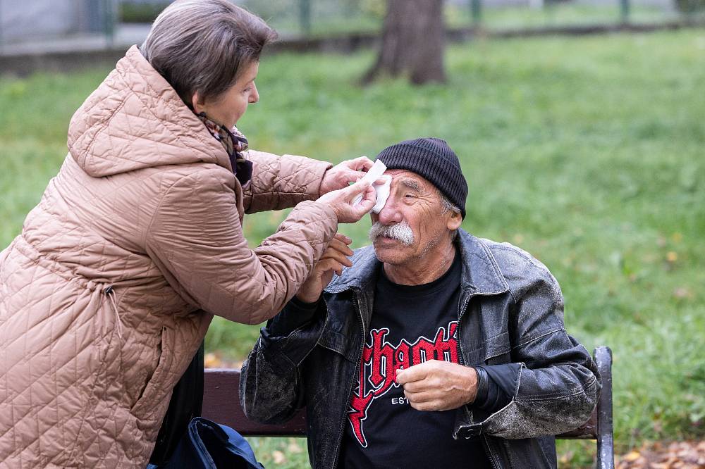 Jedna rodina: Nová fyzikářka udělá ve škole zmatek. Alice ji nesnáší, Vilda ztrácí řeč