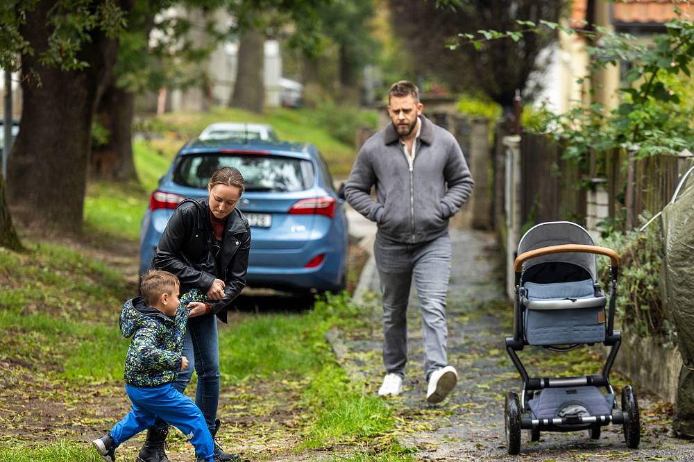 Jedna rodina: Standa tápe, jak být originální při žádosti o ruku. Je už třetím nápadníkem