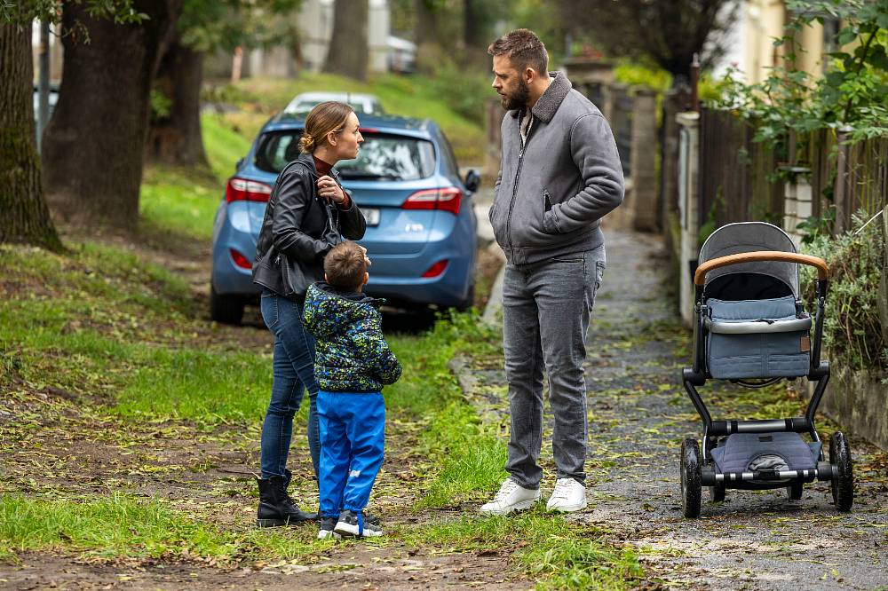 Jedna rodina: Standa tápe, jak být originální při žádosti o ruku. Je už třetím nápadníkem