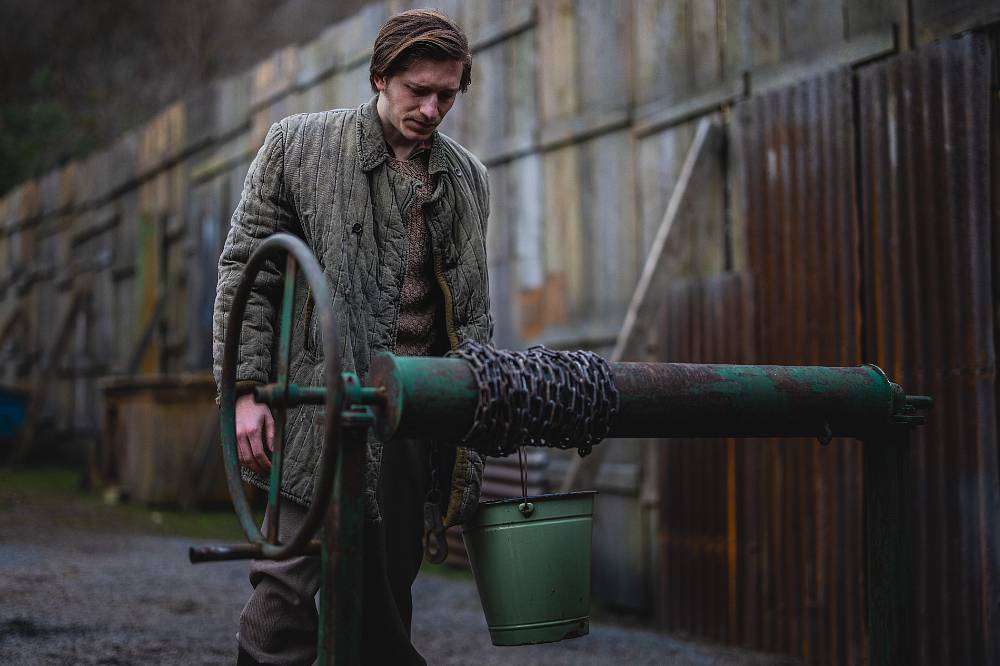 Herec Filip František Červenka: Od Mostu! k drsnému příběhu Studny – nový talent české obrazovky