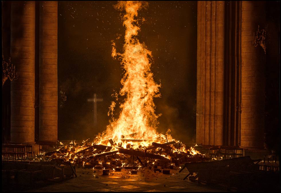 Notre-Dame v plamenech