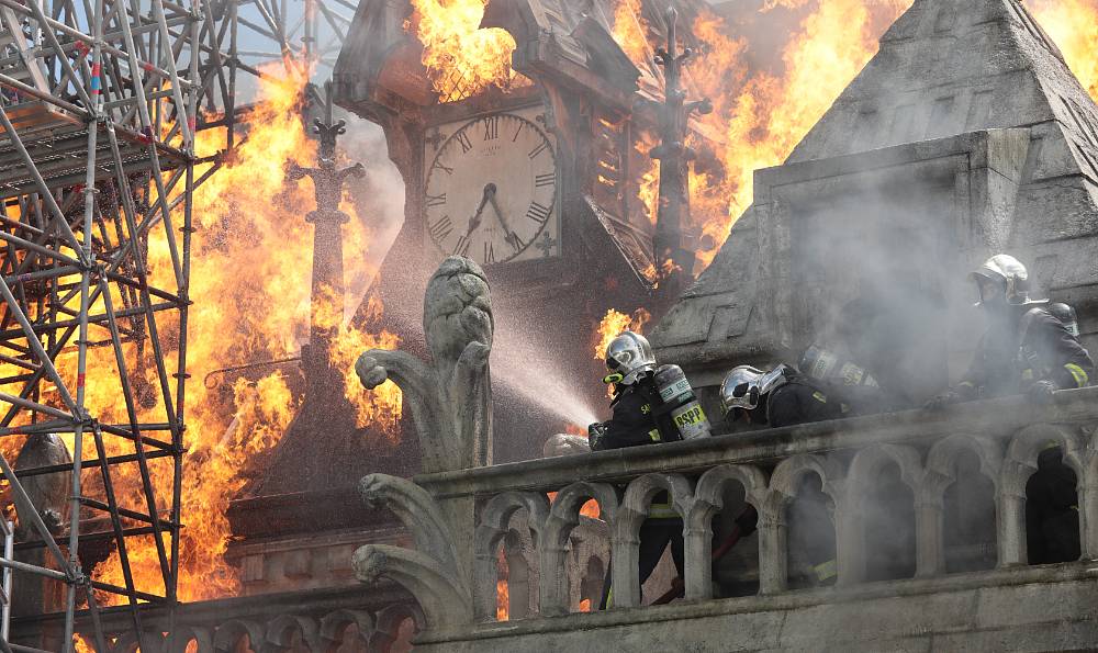 Notre-Dame v plamenech