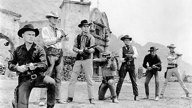 Zleva doprava: Yul Brynner, Steve McQueen, Horst Buchholz, Charles Bronson, Robert Vaughn, Brad Dexter a James Coburn.