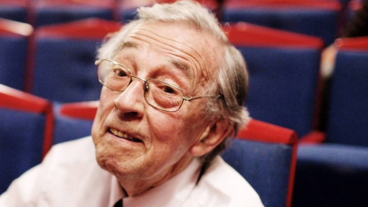 Troškův tajemník z Hoštic byl činorodý člověk. Uměl 9 jazyků, dirigoval orchestr a pro radost si občas zahrál ve filmu Troškův tajemník z Hoštic byl činorodý člověk. Uměl 9 jazyků, dirigoval orchestr a pro radost si občas zahrál ve filmu