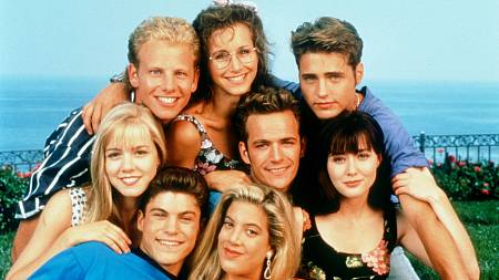 Brenda, Kelly, Dylan a jejich přátelé a rodiny. Asi nejznámější seriál pro teenagery Beverly Hills 90210 se vrací