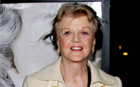 Angela Lansbury: Za chvilku stoletá herečka dokázala všechno, co si dokážeme představit, ale na důchod zdaleka nepomýšlí