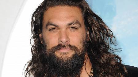 Sexy Momoa jako Declan Harp v seriálu z drsné divočiny Severní Ameriky na Netflixu