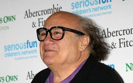 Baba na zabití: Danny DeVito natočil černou komedii, u které se dobře pobavíte