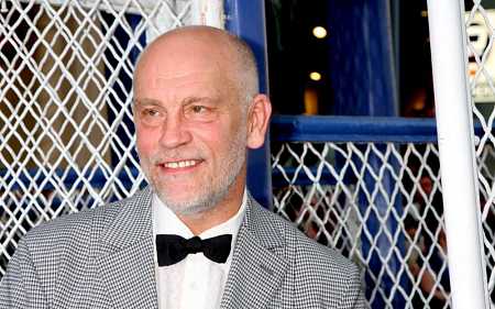 V mládí řídil školní autobus nebo dělal zahradníka – John Malkovich slaví 67. narozeniny