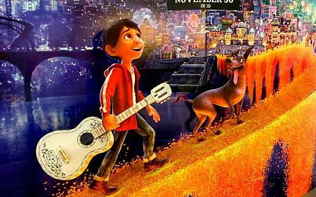 Coco (2017): Rodinná podívaná otevírá svět mrtvých dětem i dospělým aneb pohádka o tom, kterak smrt je součástí života