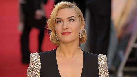 Kate Winslet se šarmem bezdomovce se plácá mezi osobními problémy a kariérou